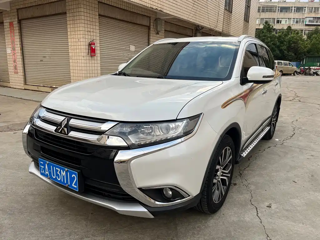 Mitsubishi Outlander 2018 — фото 1