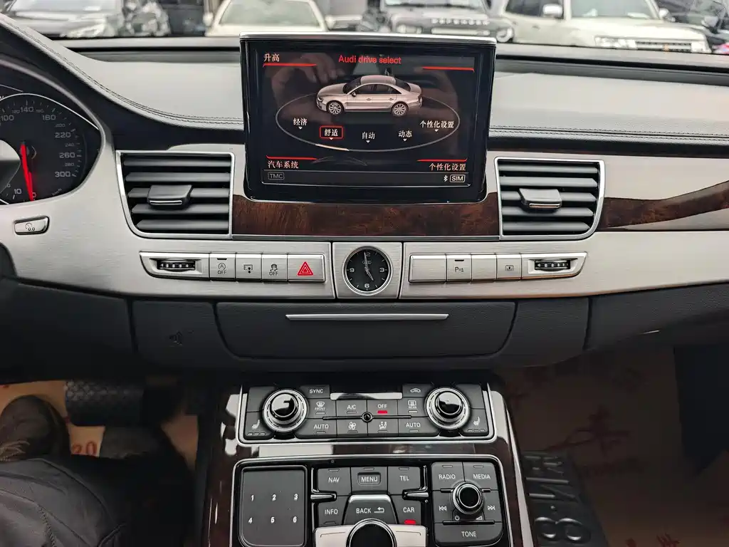 Audi A8 2018 — фото 12