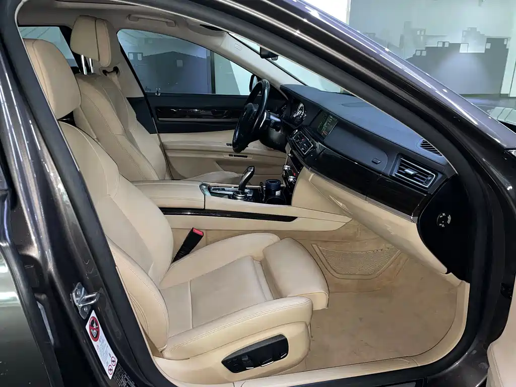 BMW 7 Series 2013 — фото 15