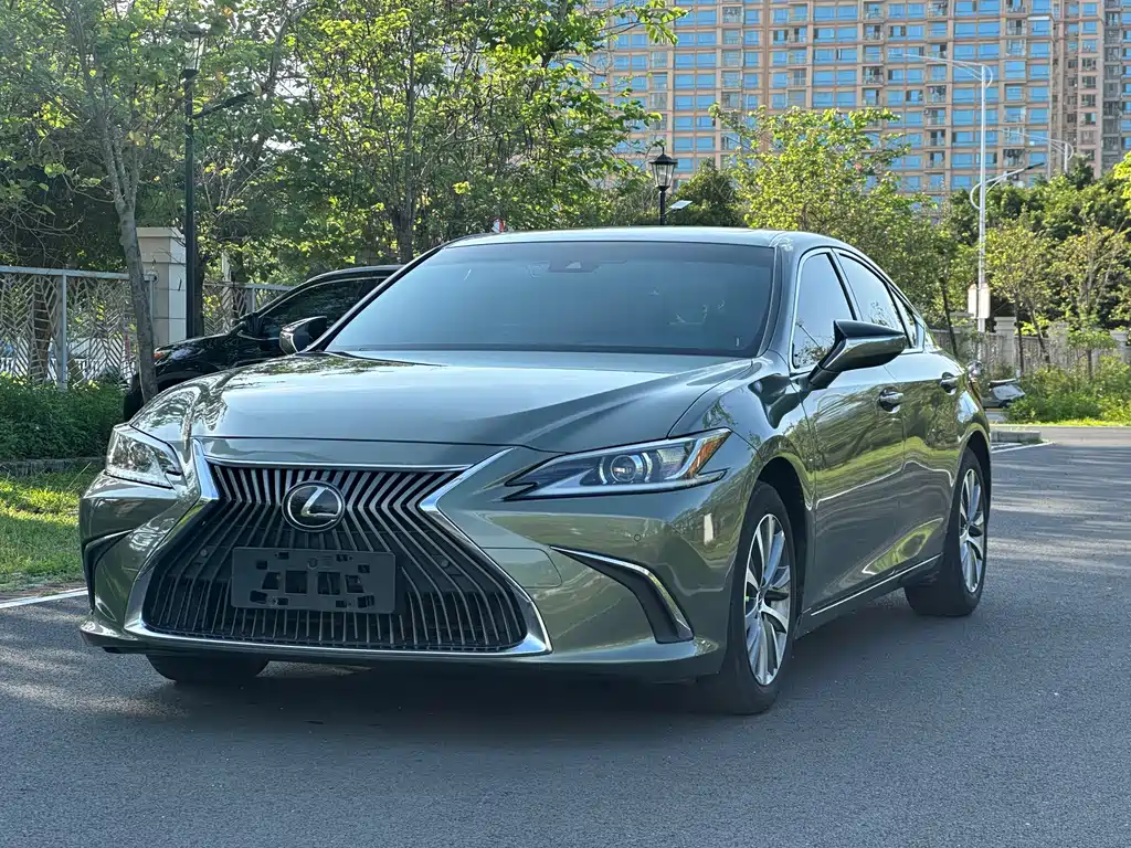Lexus ES 2018 — фото 1
