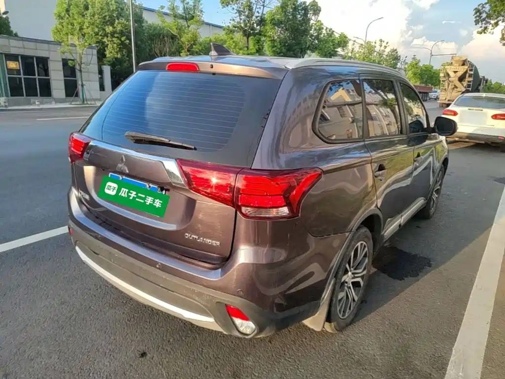 Mitsubishi Outlander 2018 — фото 7