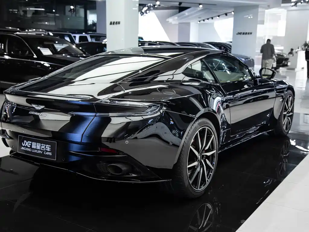 Aston Martin DB11 2019 — фото 13