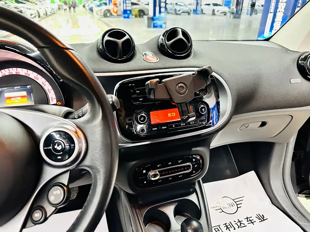 smart Fortwo 2018 — фото 36