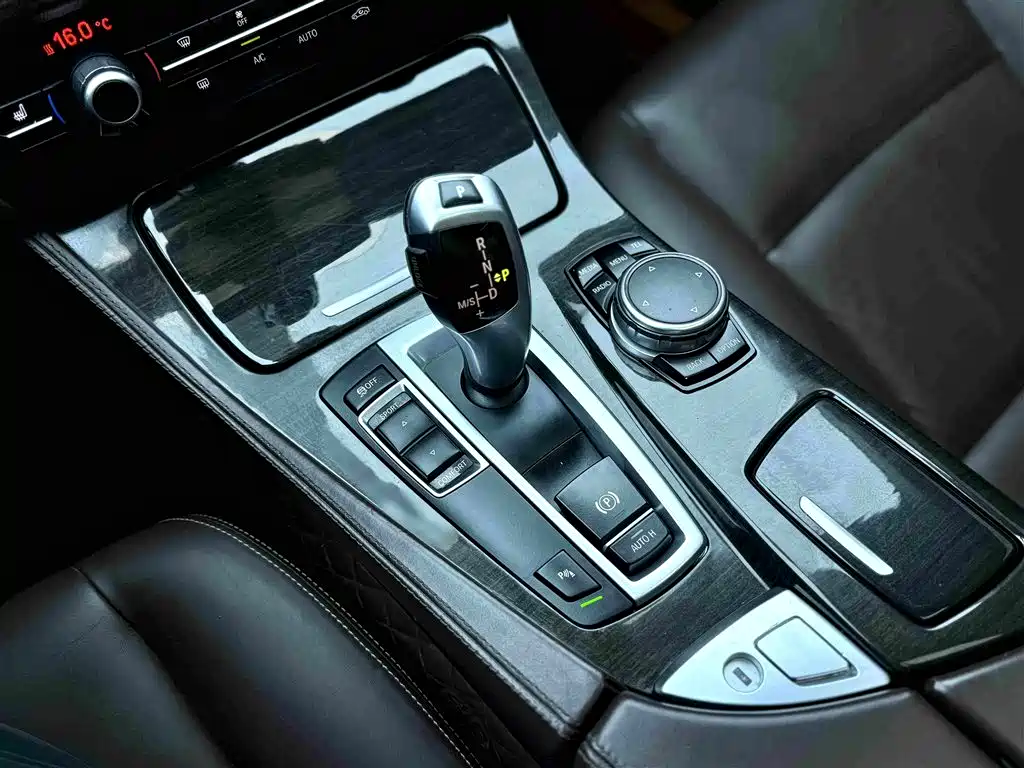 BMW 5 Series 2017 — фото 12