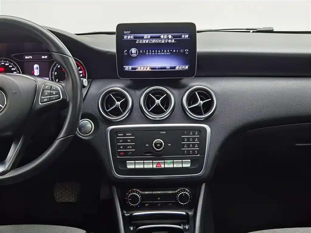 Mercedes-Benz A-Class 2018 — фото 12