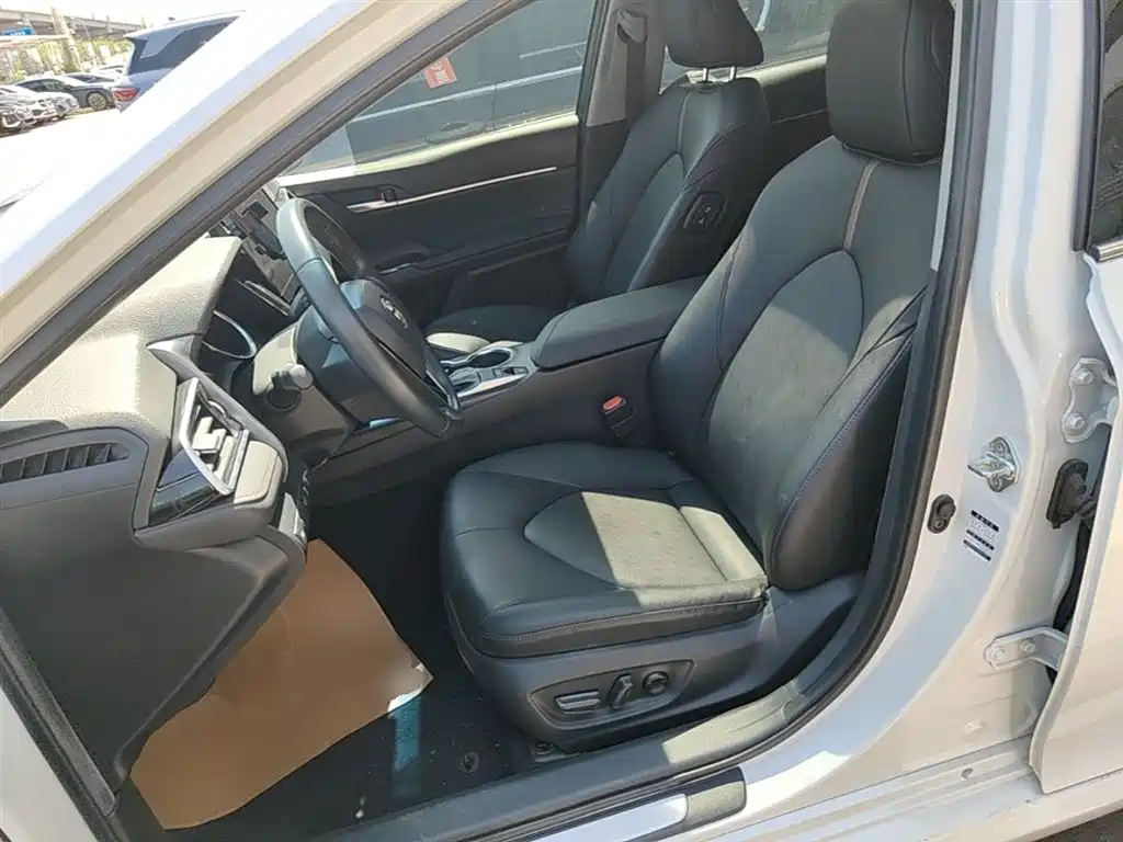 Toyota Camry 2022 — фото 11