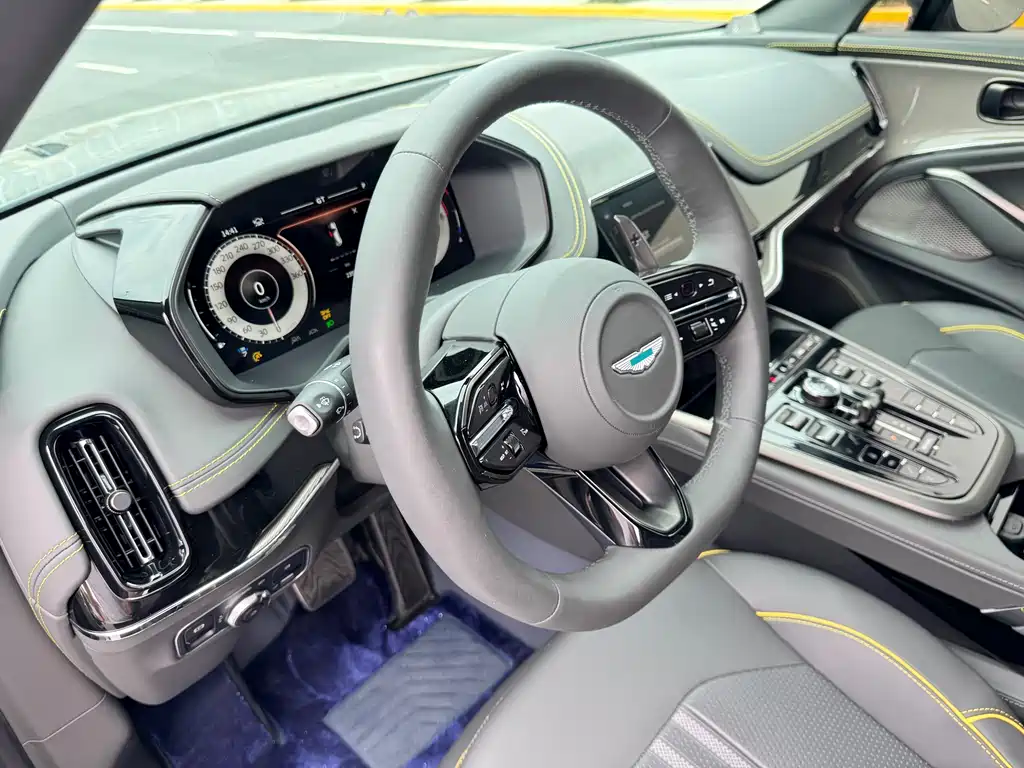 Aston Martin DBX 2026 — фото 12