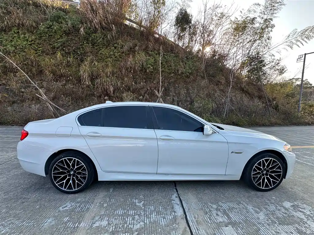 BMW 5 Series 2012 — фото 11