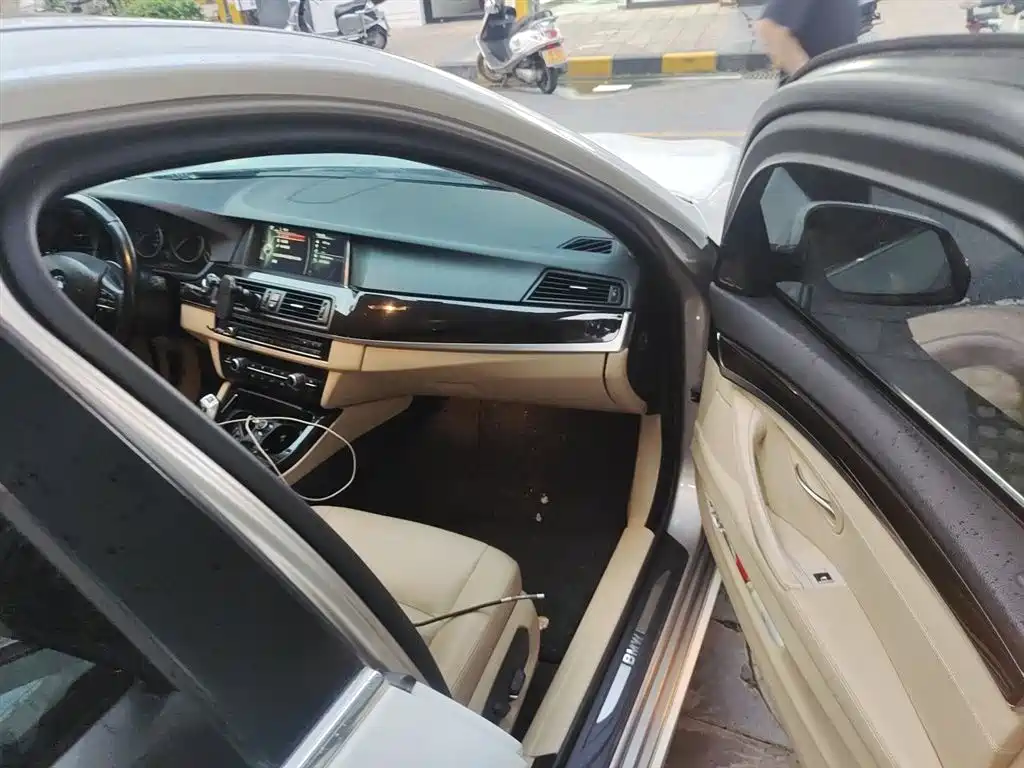 BMW 5 Series 2015 — фото 20