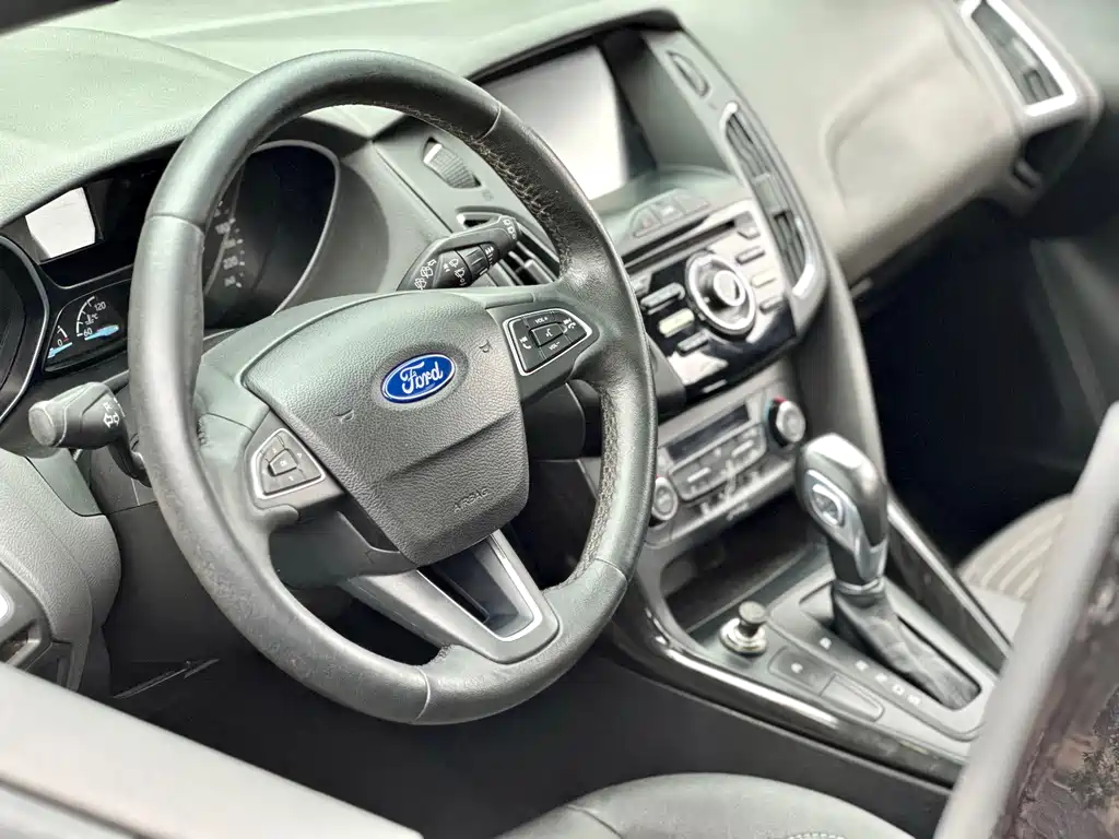 Ford Focus 2016 — фото 21
