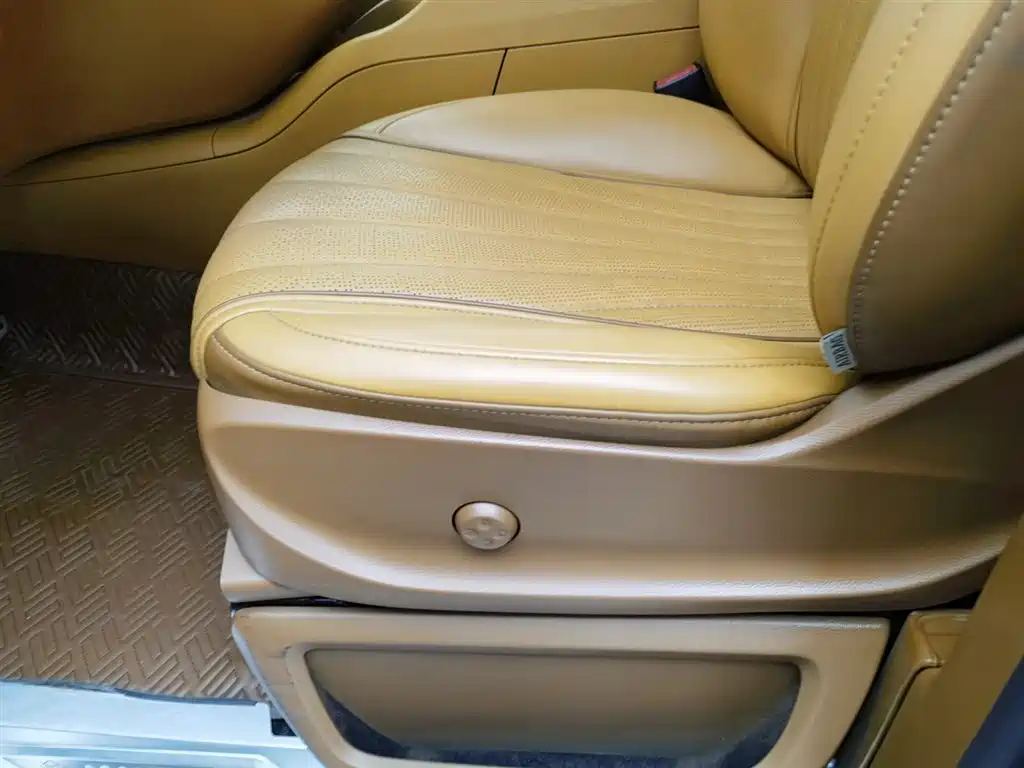 Mercedes-Benz V-Class 2022 — фото 20