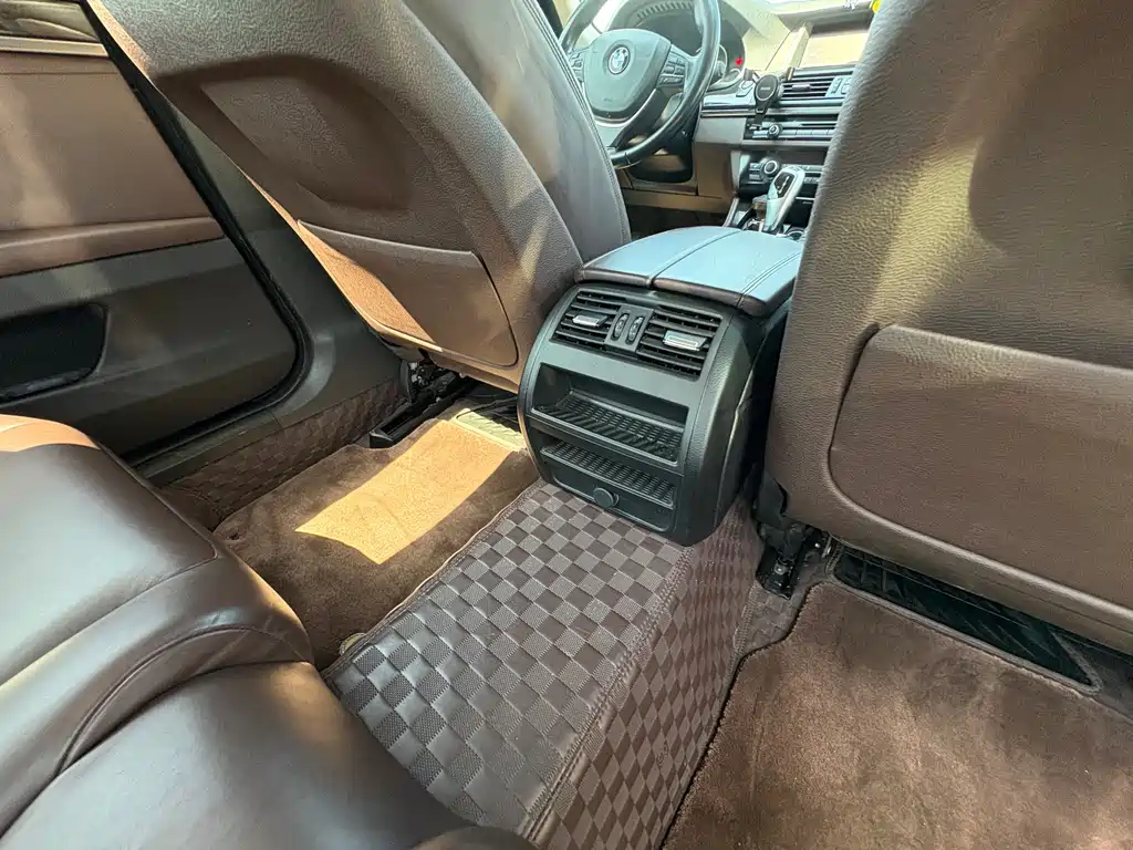 BMW 5 Series 2015 — фото 11