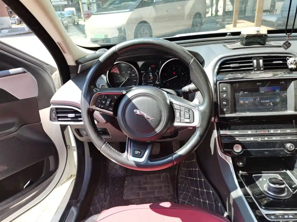 Jaguar XE 2017 — фото 11