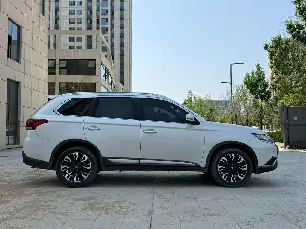 Mitsubishi Outlander 2021 — фото 8
