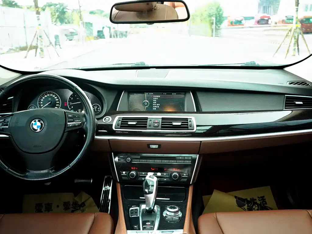 BMW 5 Series GT 2012 — фото 13