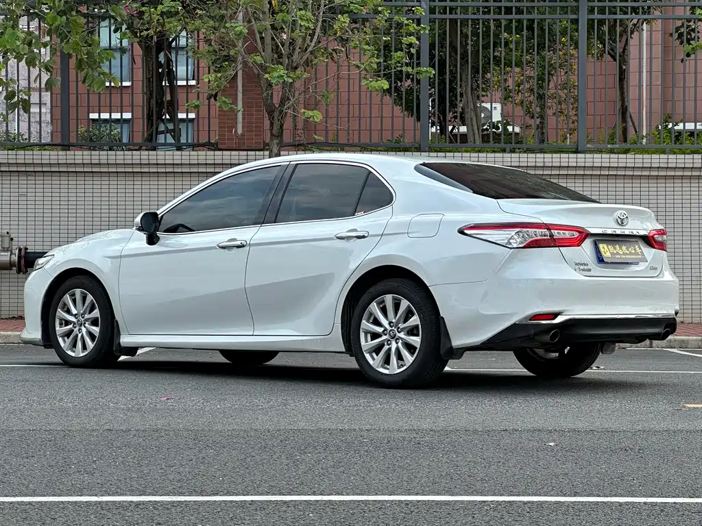 Toyota Camry 2018 — фото 7