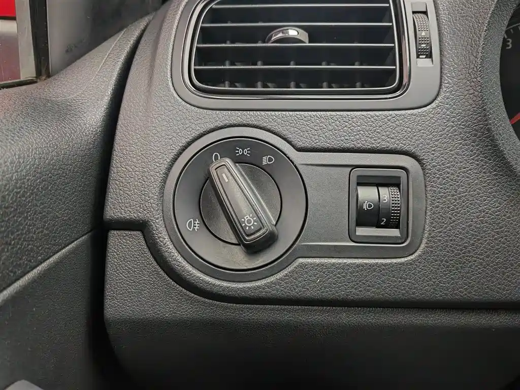 Volkswagen Polo 2015 — фото 21