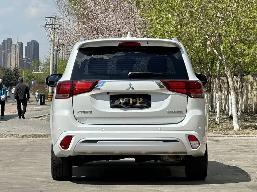 Mitsubishi Outlander 2022 — фото 5