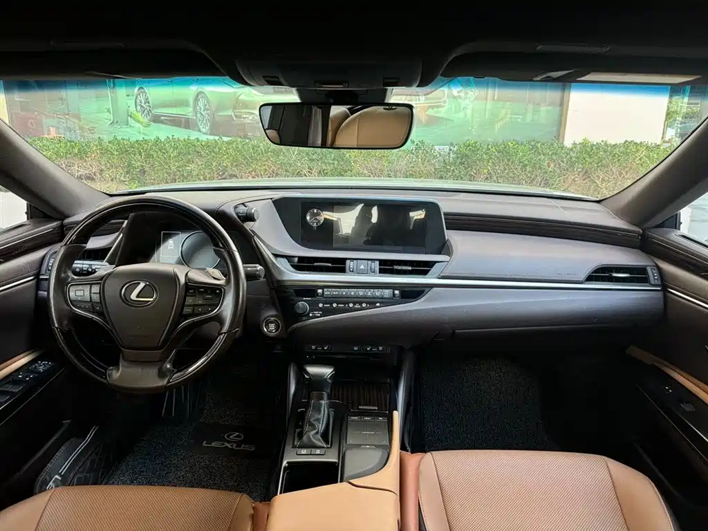Lexus ES 2018 — фото 13