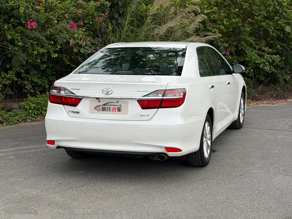 Toyota Camry 2015 — фото 4