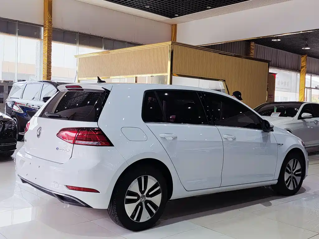 Volkswagen Golf EV 2020 — фото 15