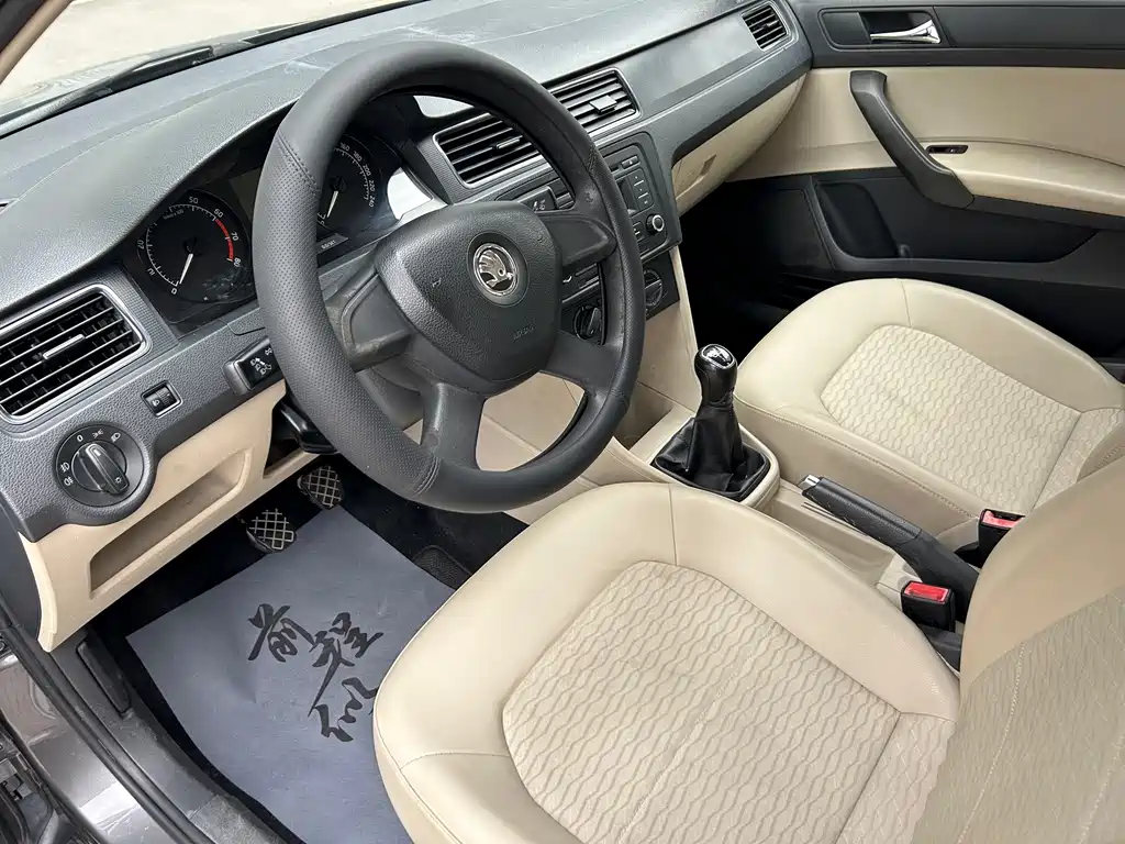 Skoda Rapid 2013 — фото 11