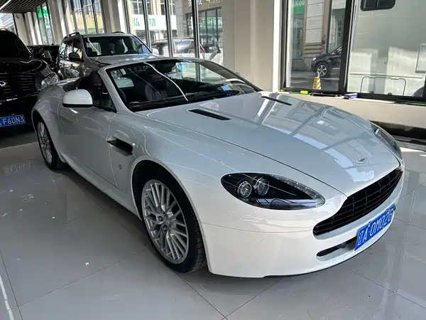 Aston Martin V8 Vantage 2011