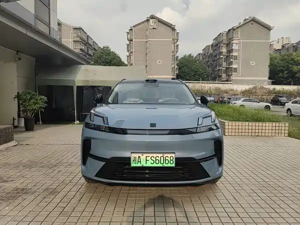 Lynk & Co 08 EM-P 2025