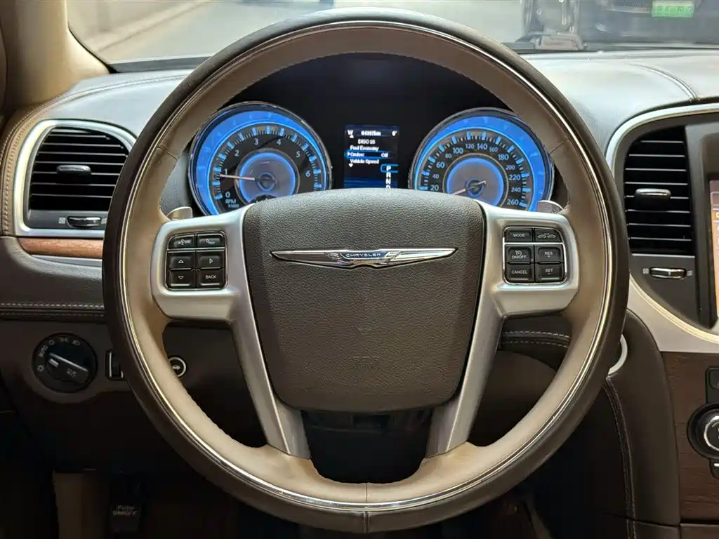 Chrysler 300C 2013 — фото 12