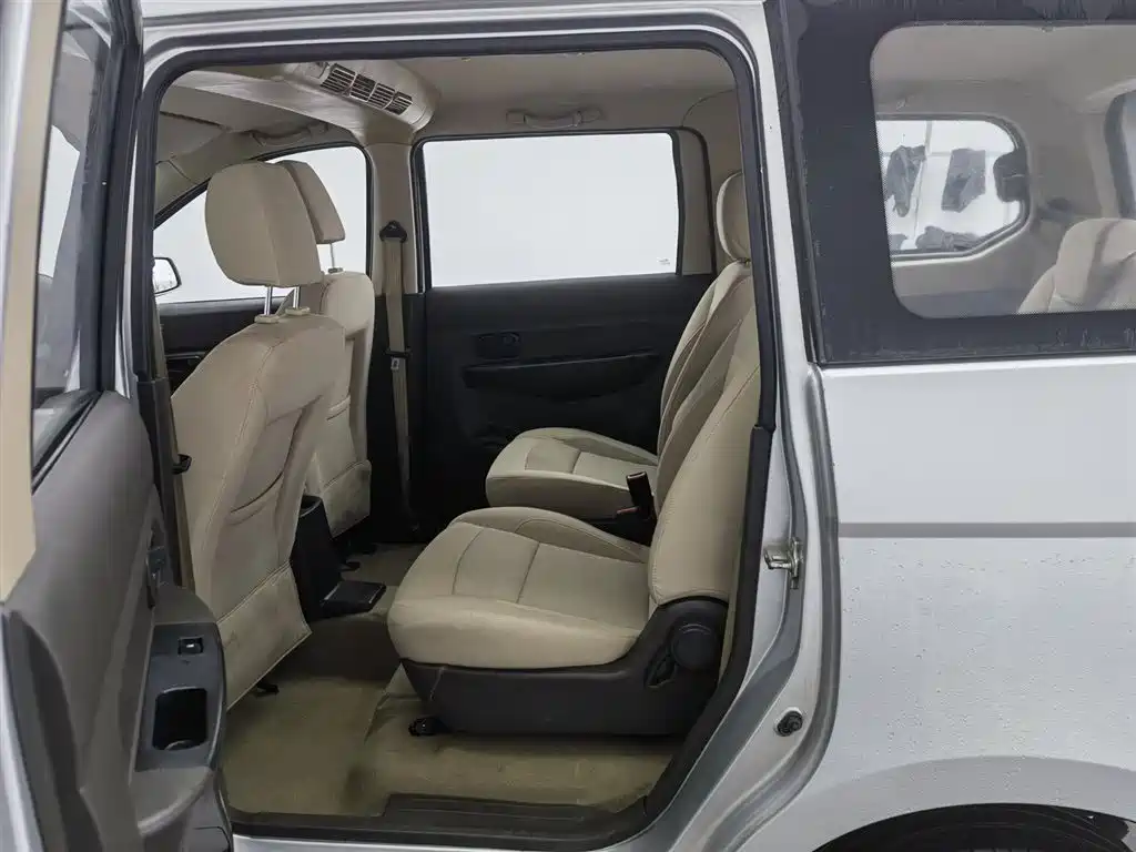 Wuling Hongguang 2015 — фото 15