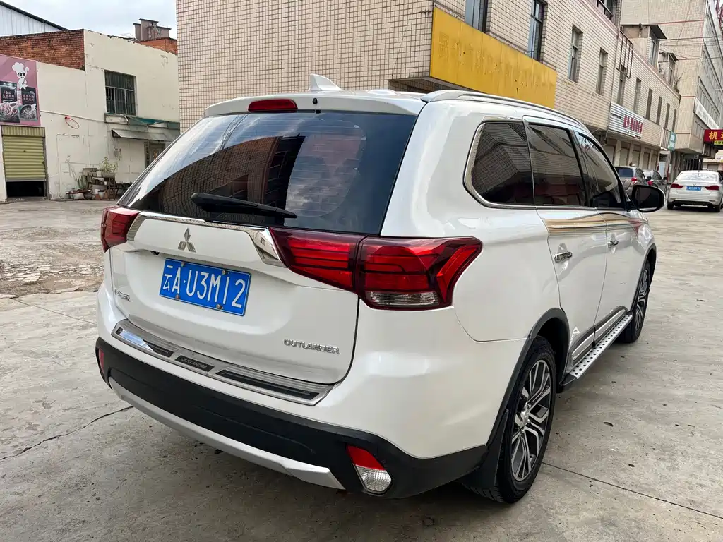 Mitsubishi Outlander 2018 — фото 10