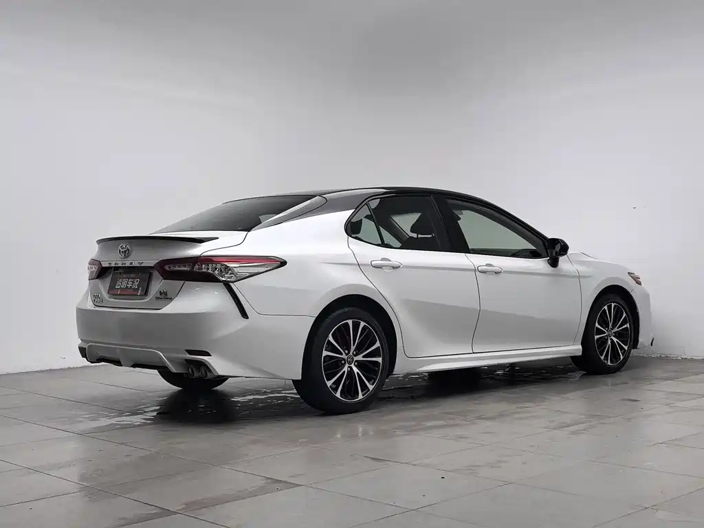 Toyota Camry 2019 — фото 2