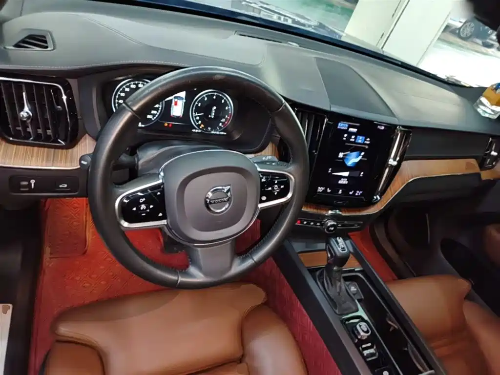Volvo XC60 2020 — фото 10