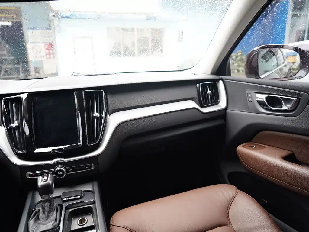 Volvo XC60 2019 — фото 16