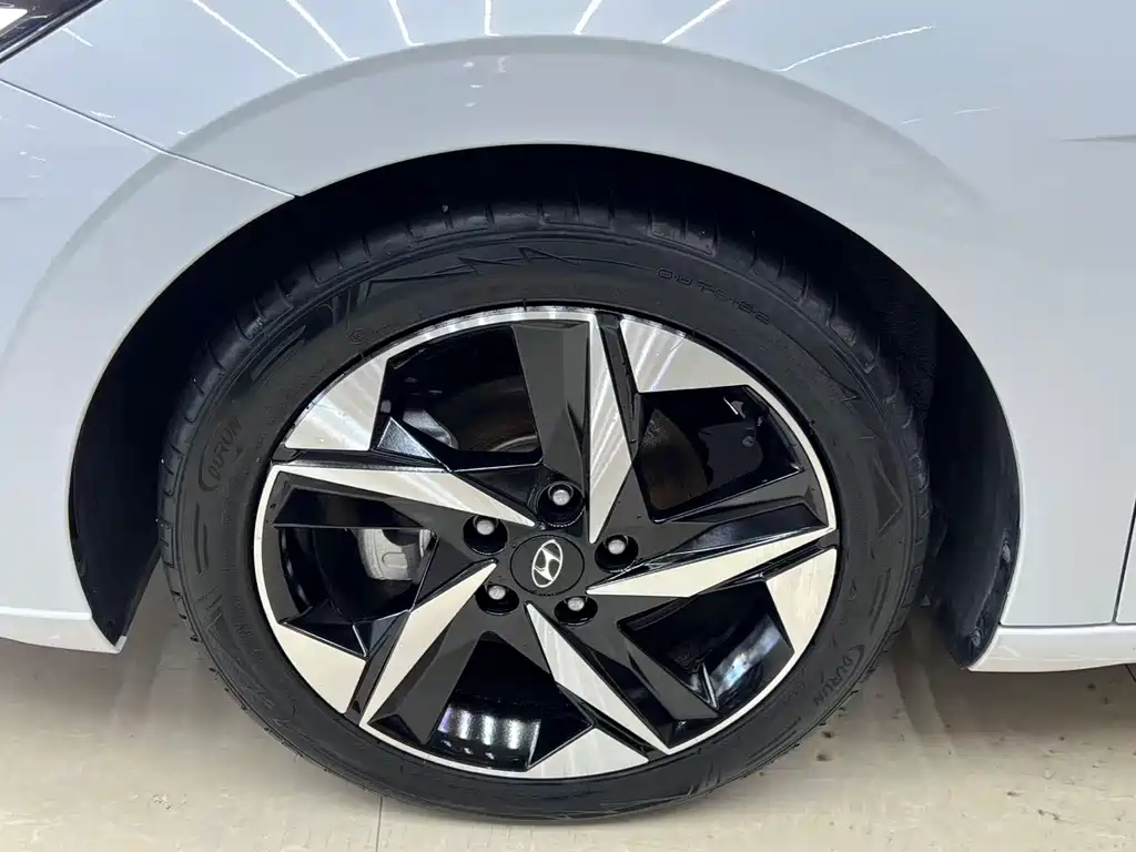 Hyundai Elantra 2023 — фото 24