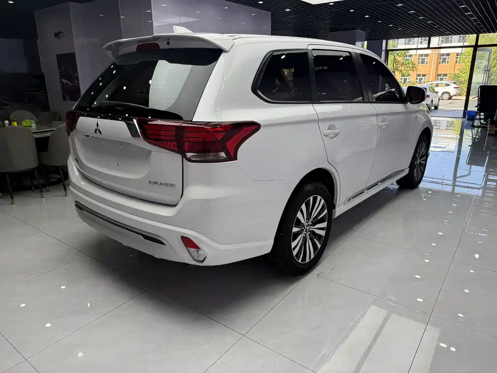 Mitsubishi Outlander 2022 — фото 4