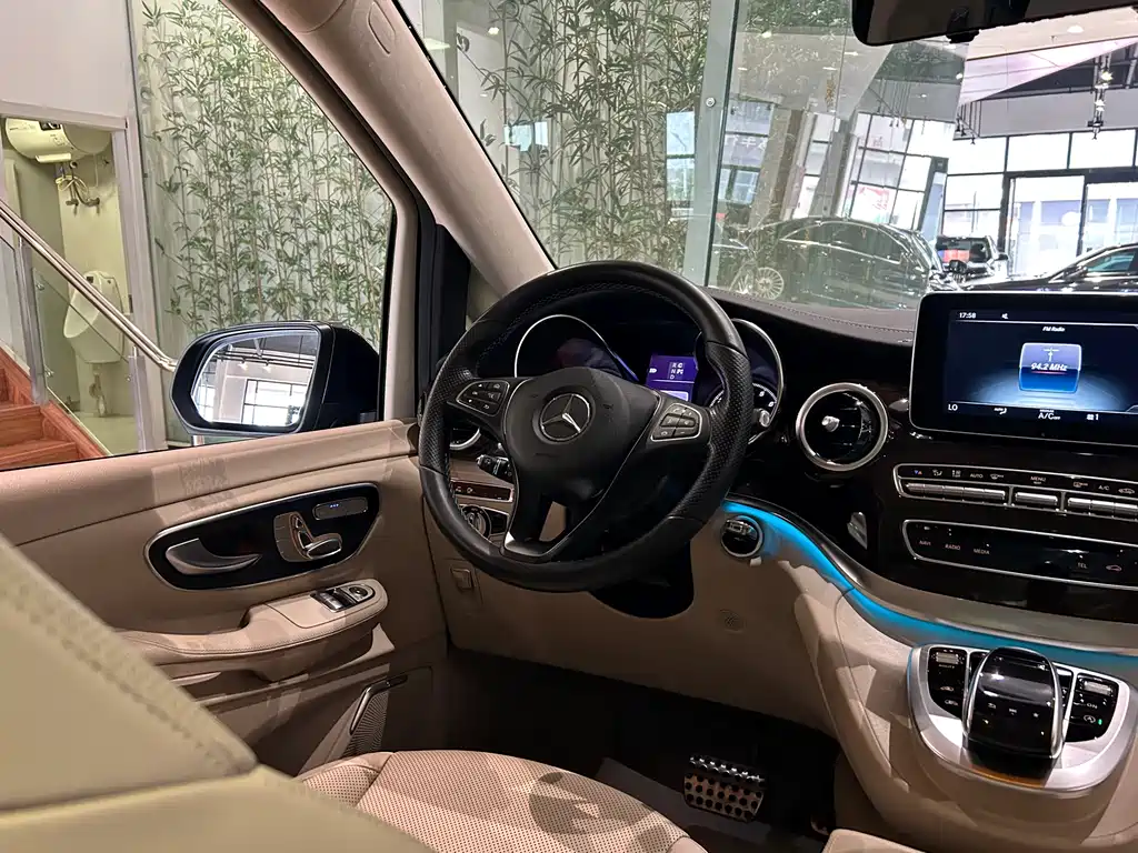 Mercedes-Benz V-Class 2017 — фото 17