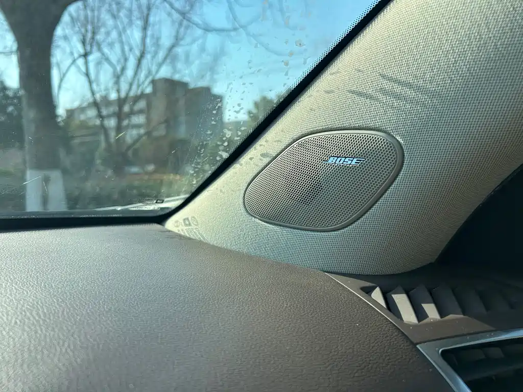 Cadillac SRX 2011 — фото 12