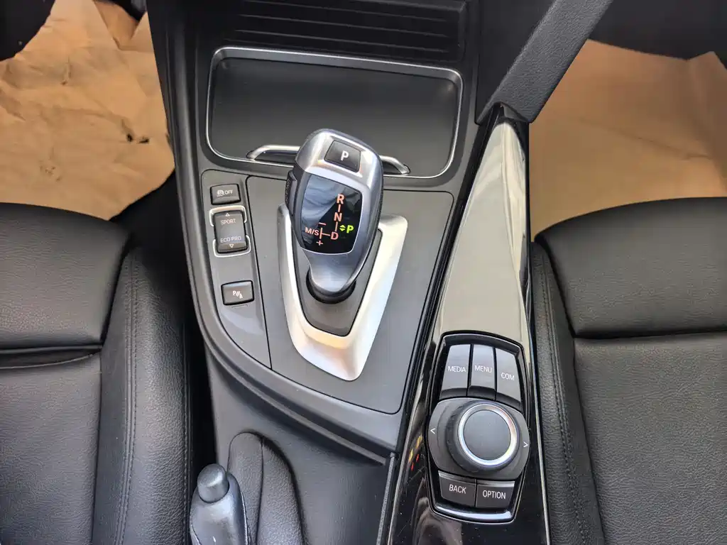 BMW 3 Series 2018 — фото 11