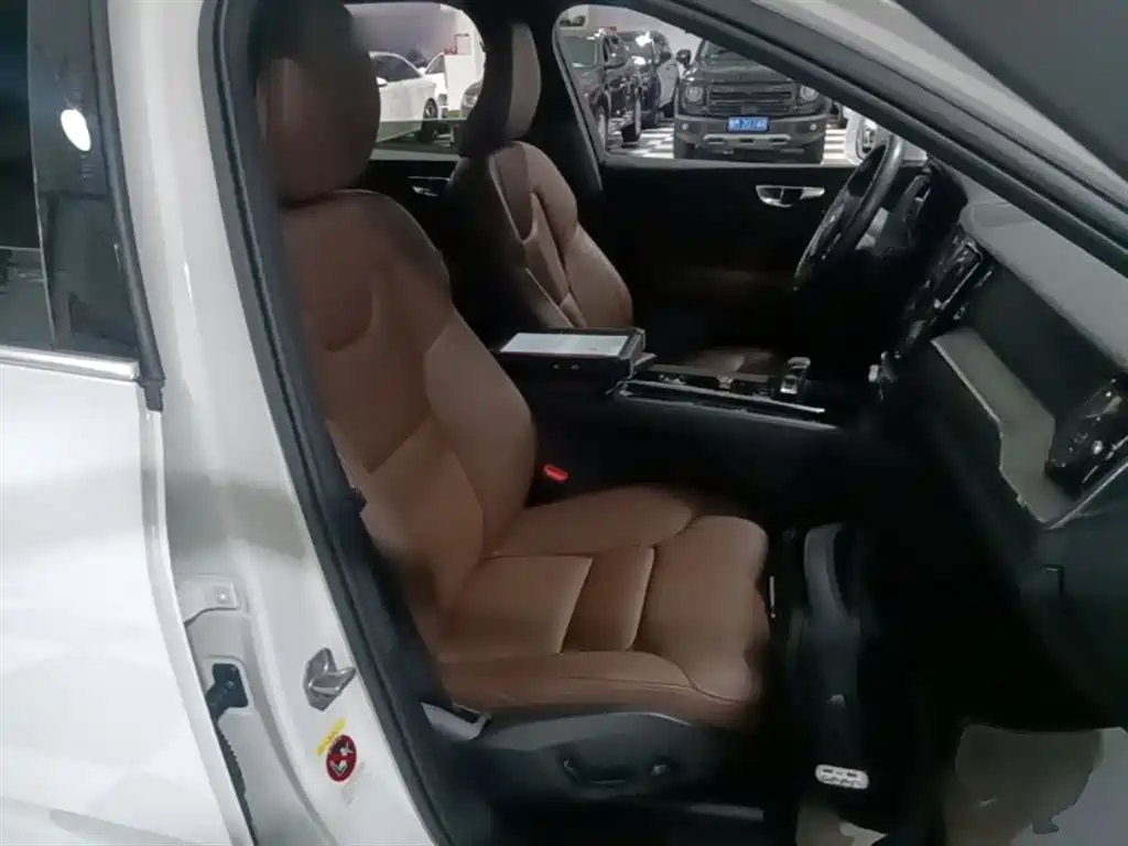 Volvo XC60 2022 — фото 25