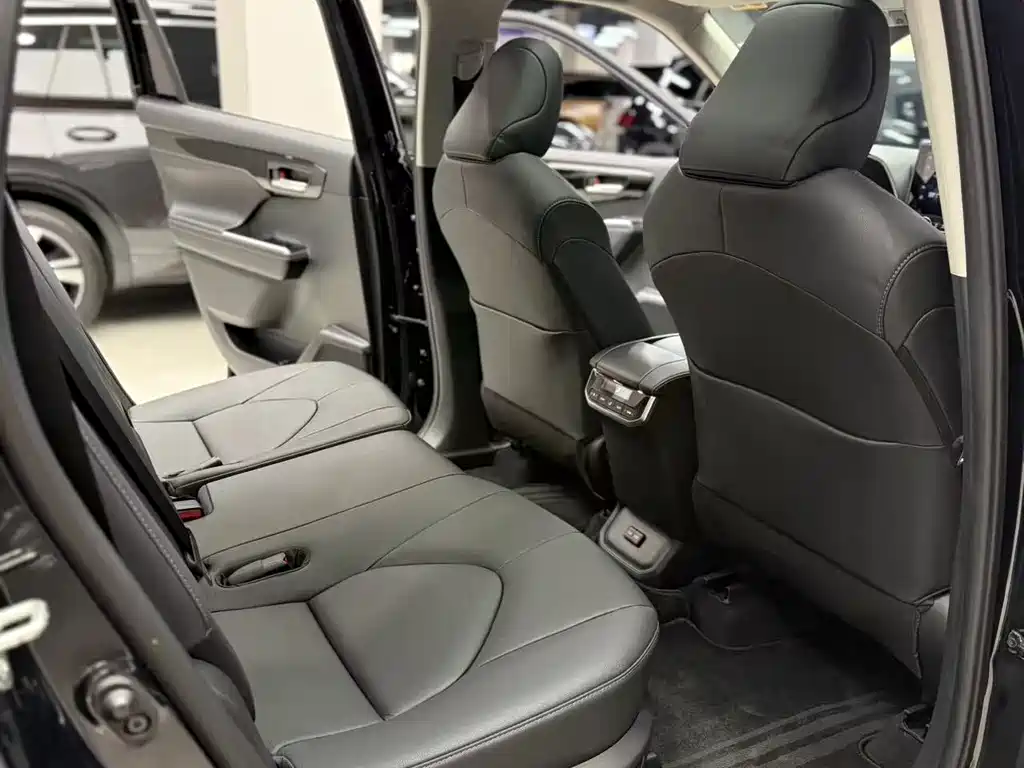Toyota Highlander 2023 — фото 10