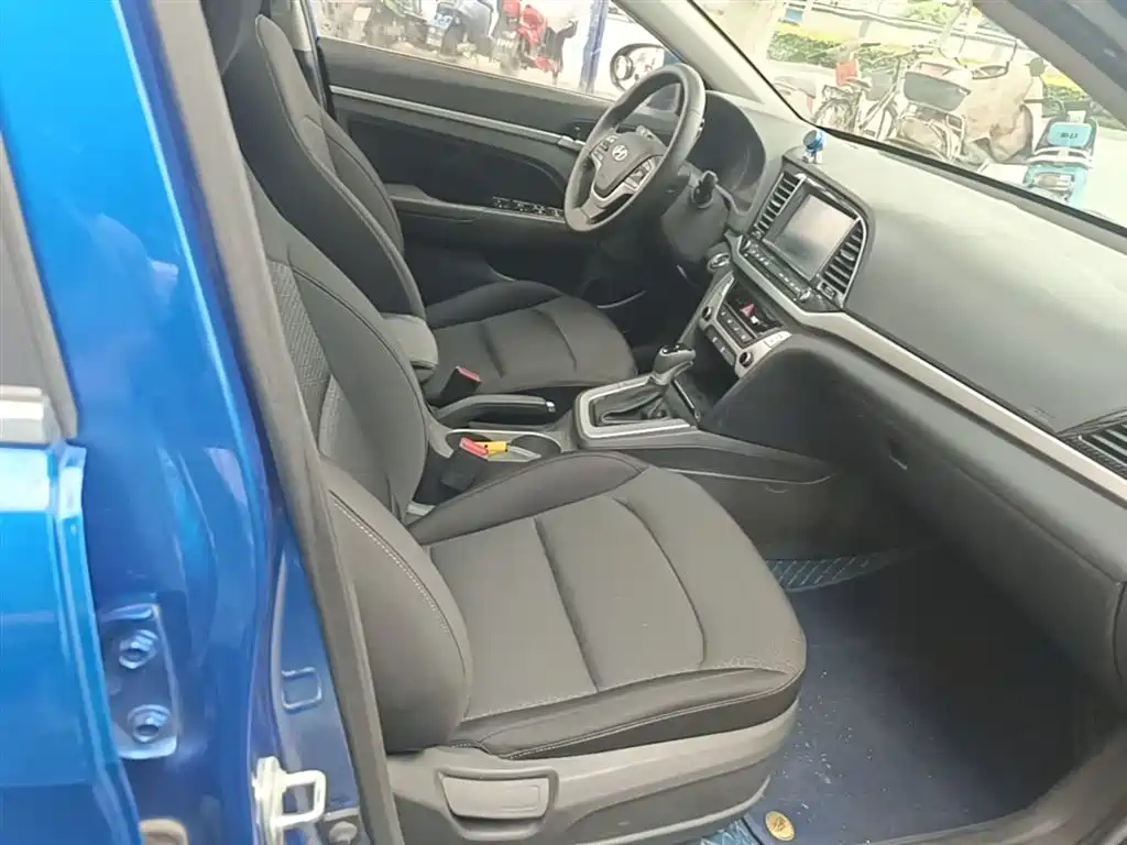 Hyundai Elantra 2018 — фото 25