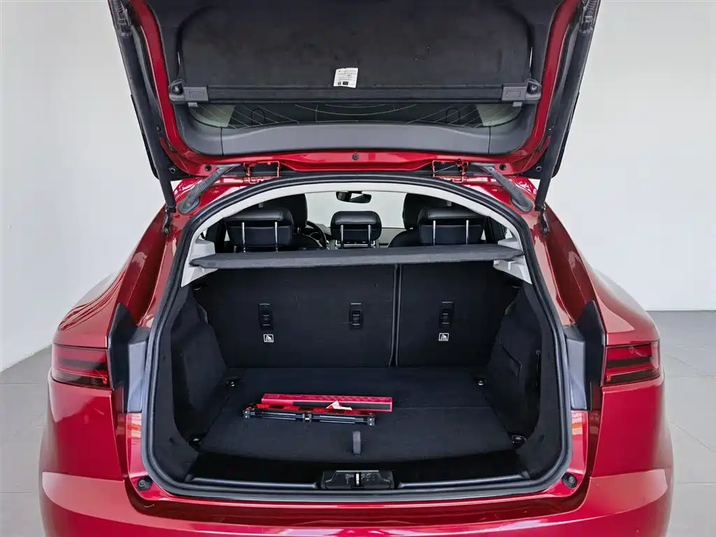 Jaguar E-PACE 2018 — фото 16