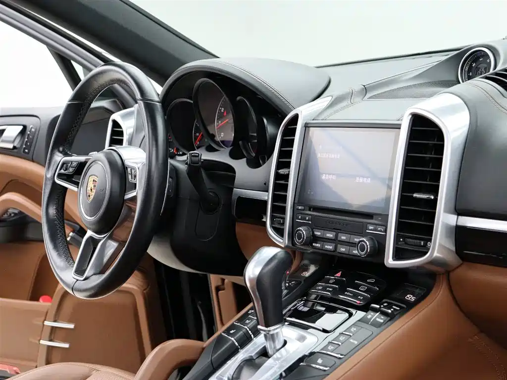Porsche Cayenne 2016 — фото 12