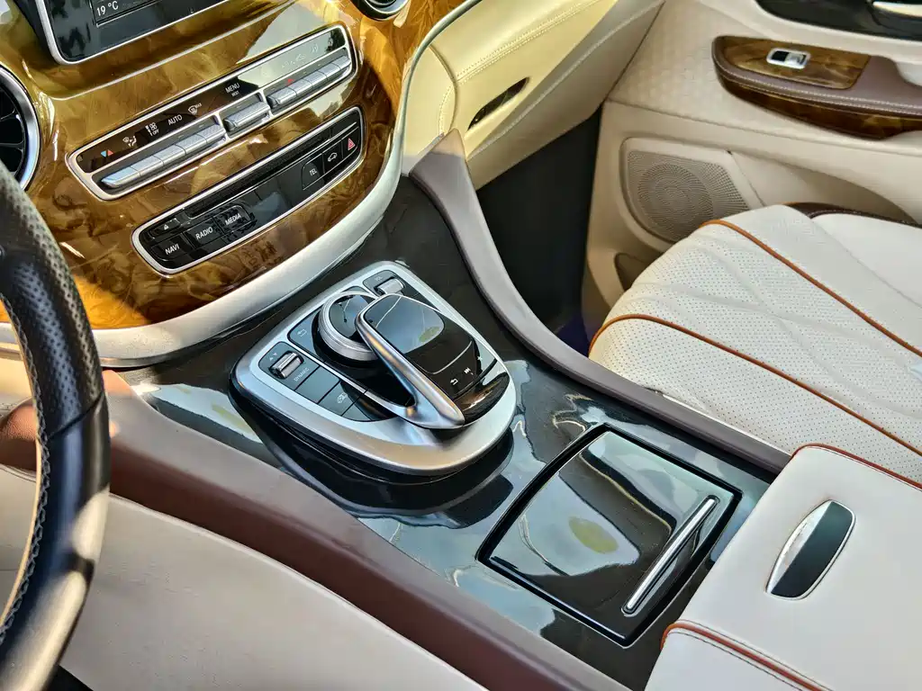 Mercedes-Benz V-Class 2020 — фото 7