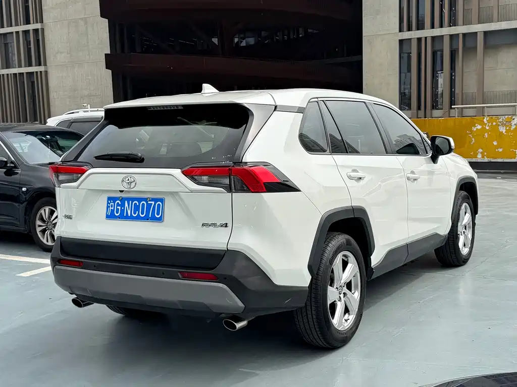 Toyota RAV4 2020 — фото 3