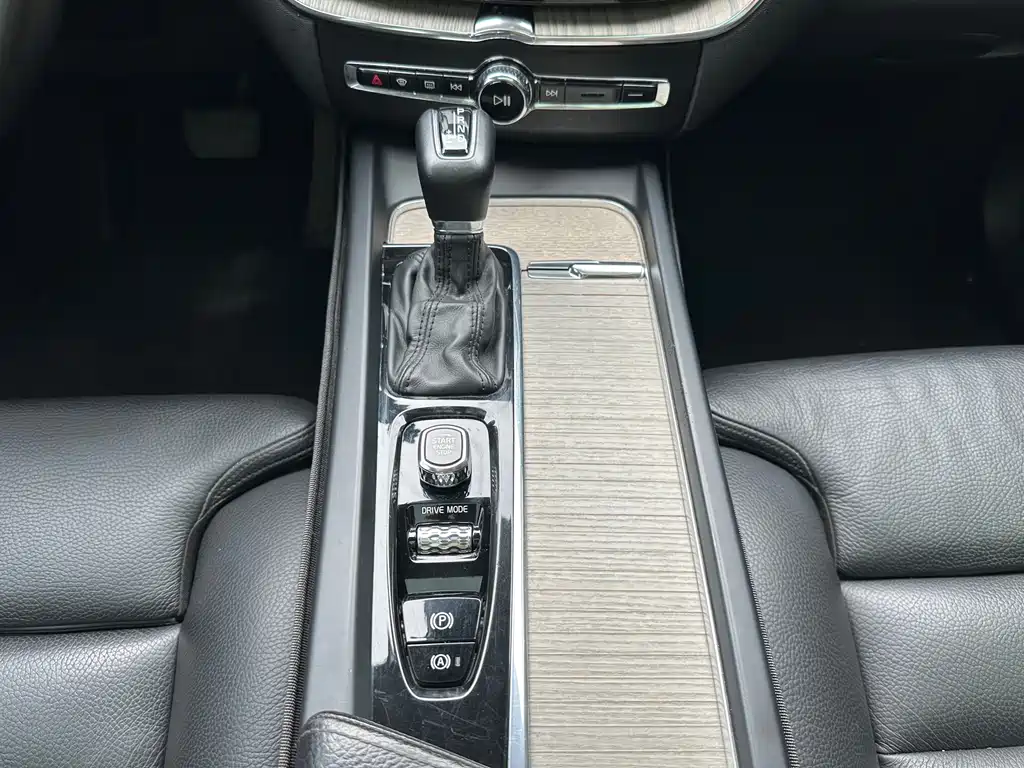 Volvo XC60 2020 — фото 18