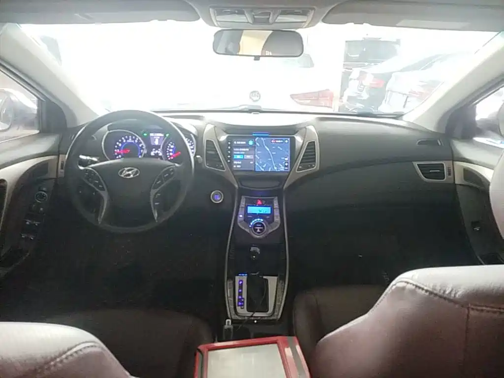 Hyundai Elantra 2016 — фото 10