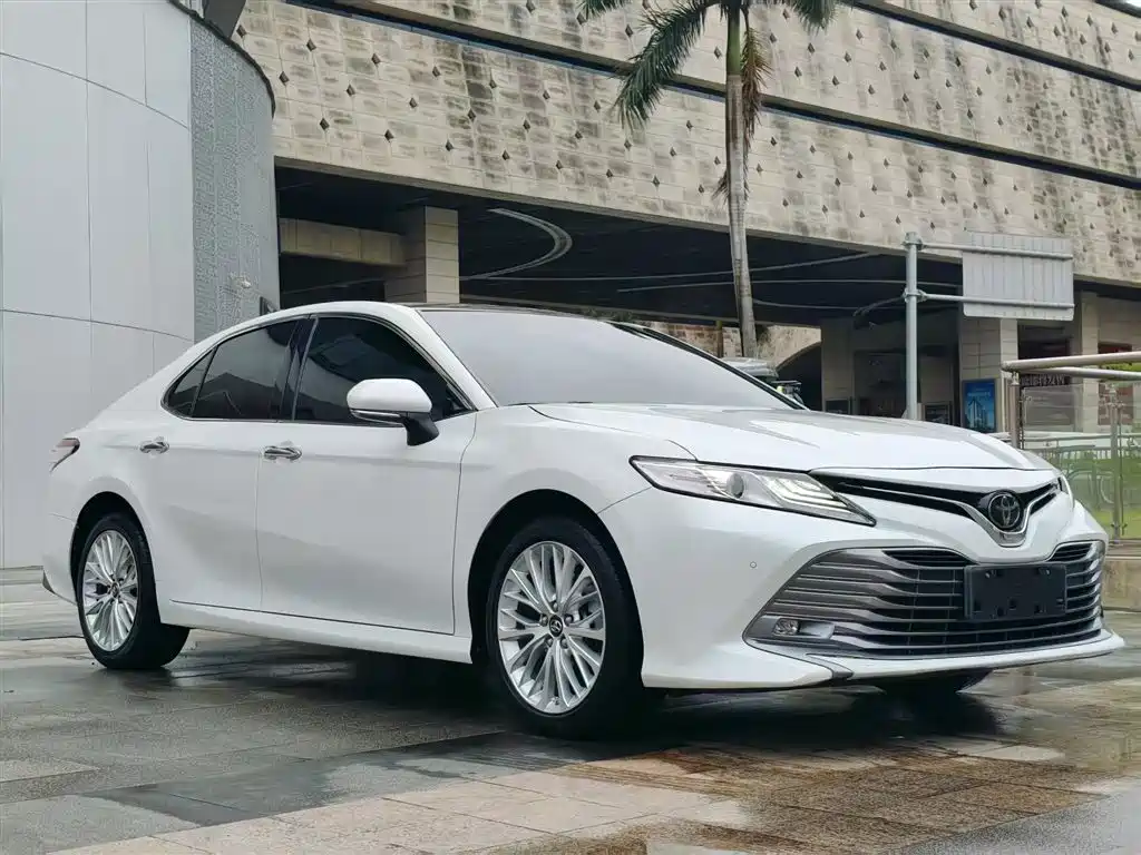 Toyota Camry 2019 — фото 3