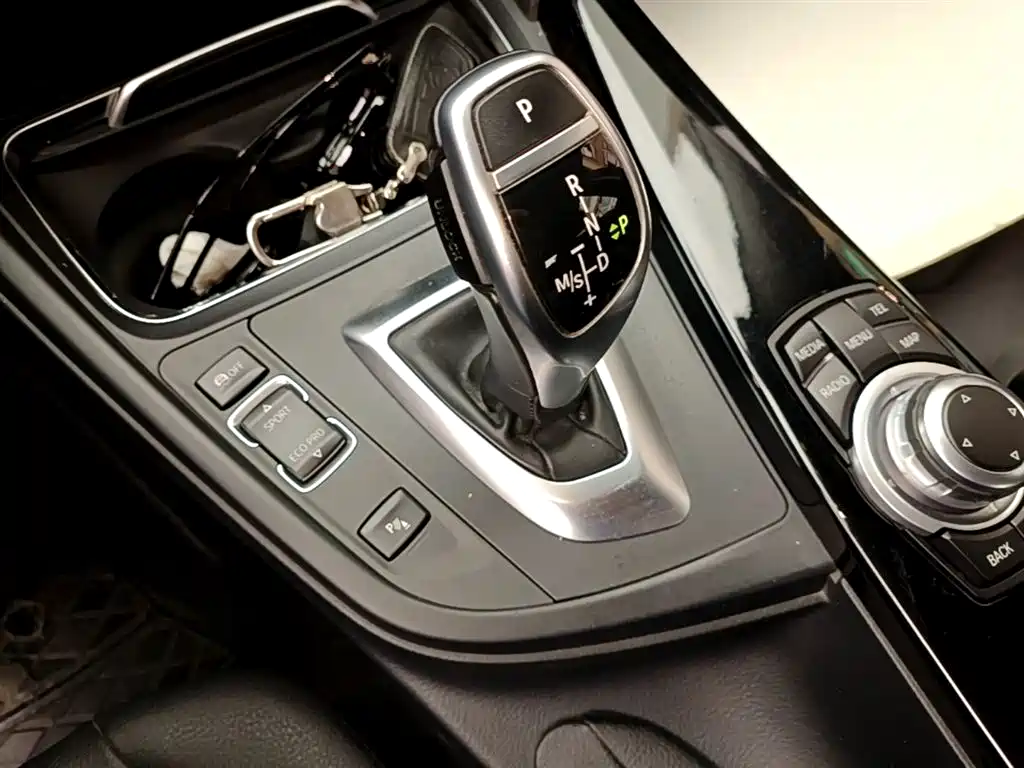 BMW 3 Series 2017 — фото 14